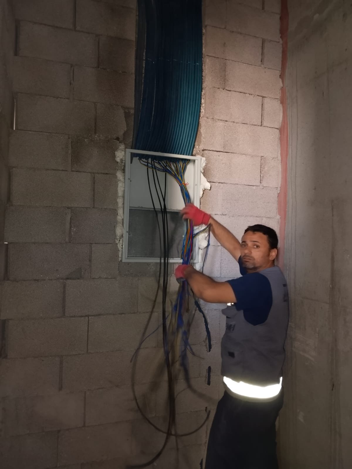Elektrik tesisatı üzerinde çalışan Kaymaz Elektrik ustası