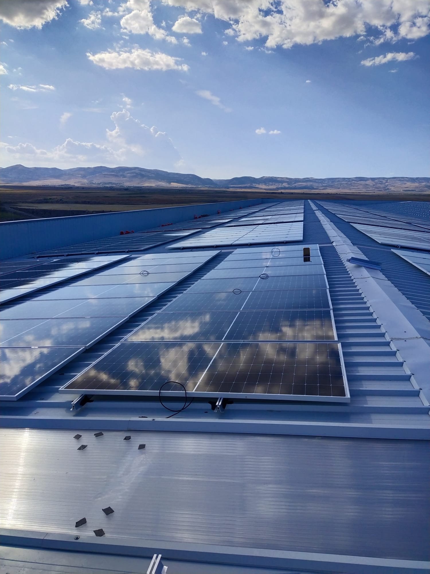 Çatıya monte edilmiş güneş enerjisi panelleri