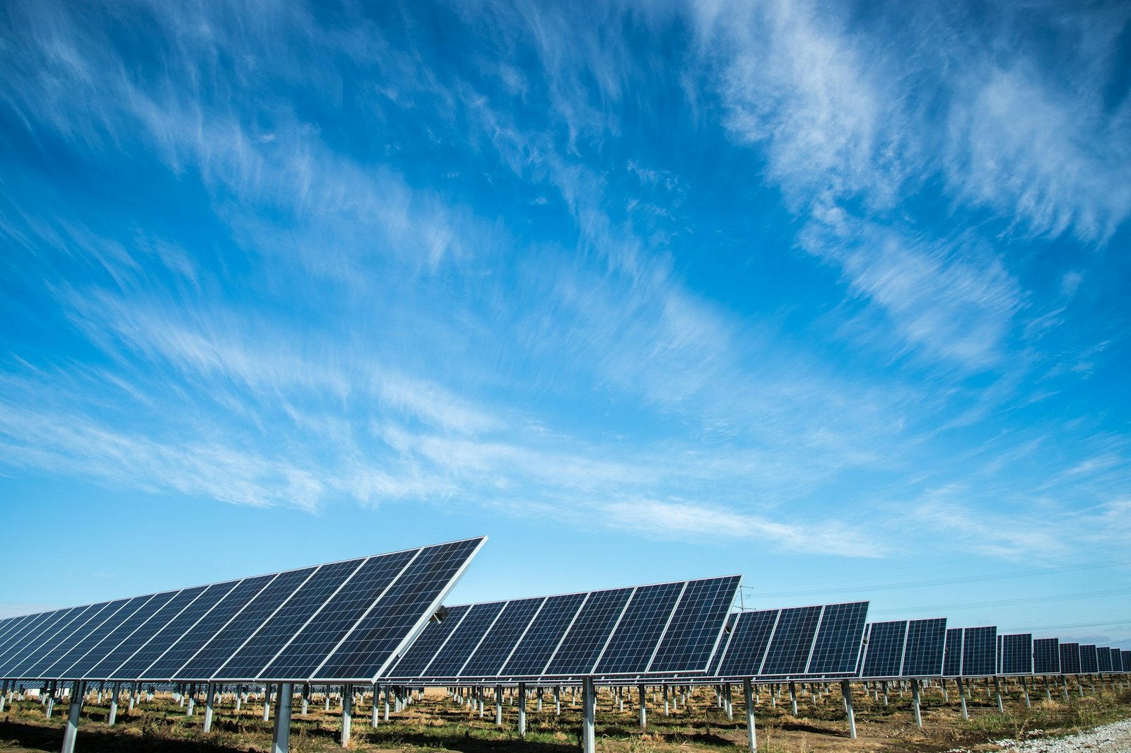 Güneş ışığında enerji üreten geniş güneş paneli sahası